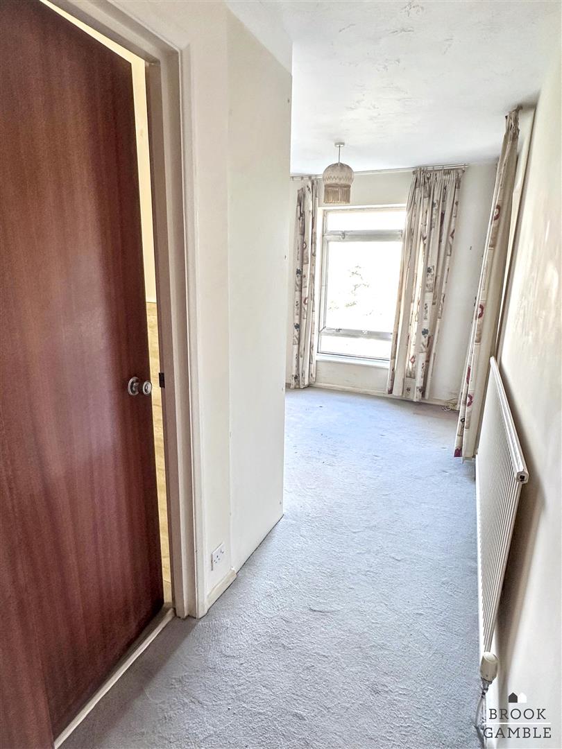 3 Bedroom Flat. St. Johns Road in Eastbourne,  16